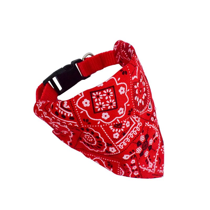 Rødt fleksibelt halsbånd med mønstret bandana