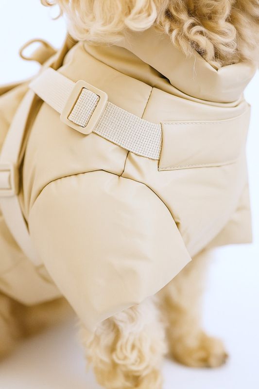 Beige hundejakke med integrert sele